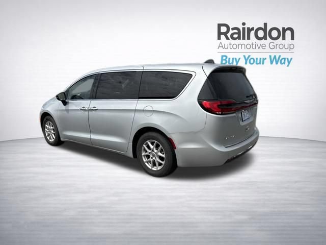 Used 2024 Chrysler Pacifica Touring-L FWD image 5