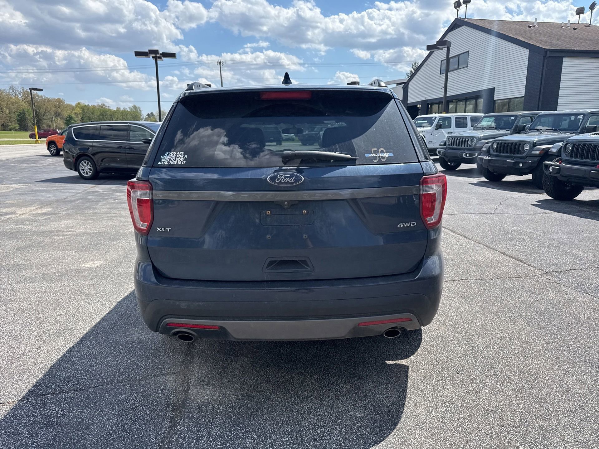 Used 2017 Ford Explorer XLT w/ Equipment Group 202A AWD/4WD image 9