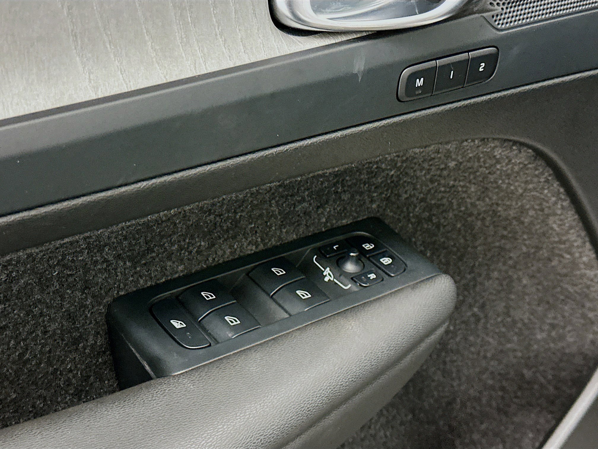 Used 2025 Volvo XC40 B5 Plus image 15