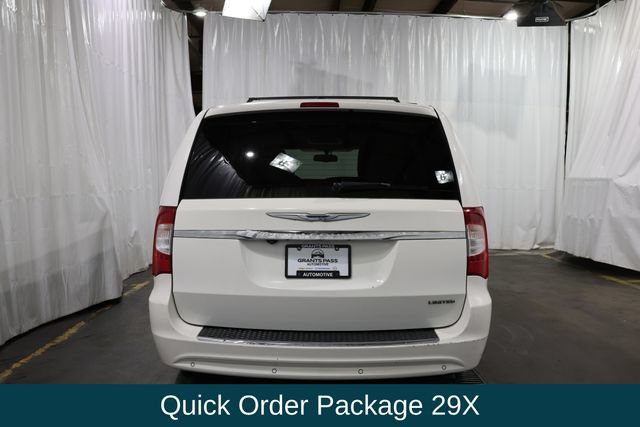 Used 2012 Chrysler Town & Country Limited w/ Luxury Group FWD image 4