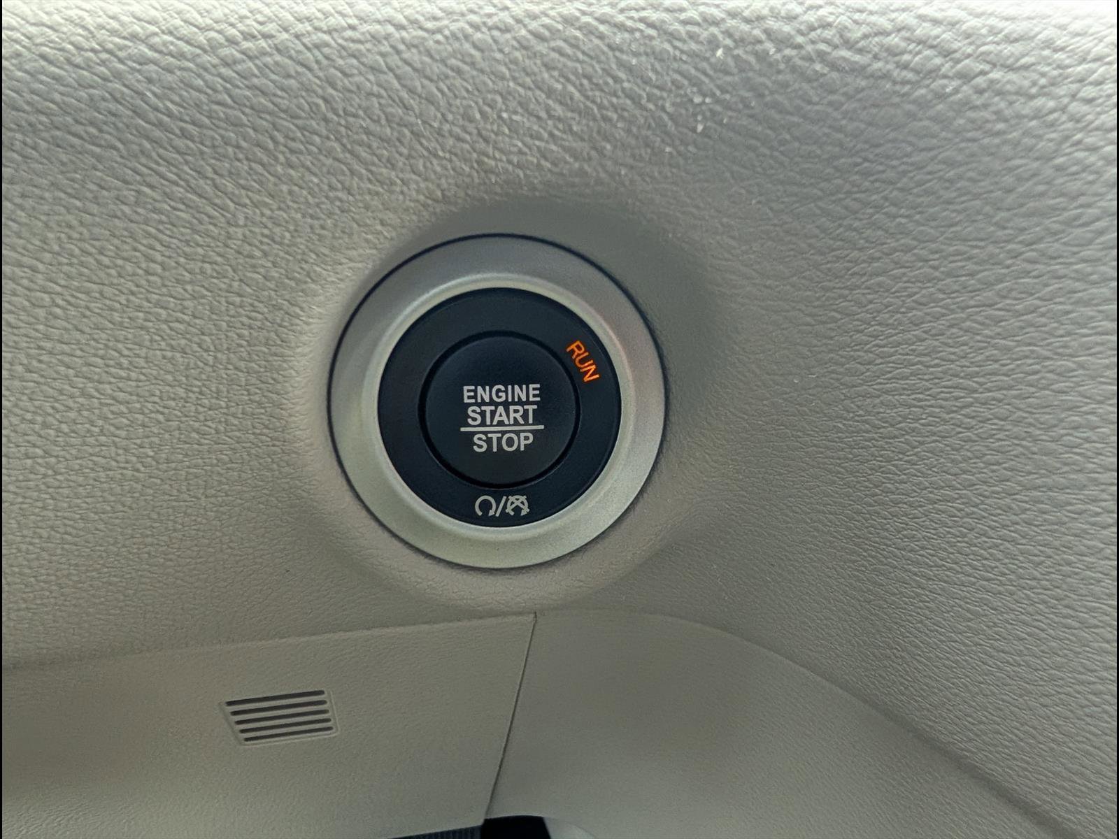 Used 2023 Chrysler Pacifica Touring-L image 7