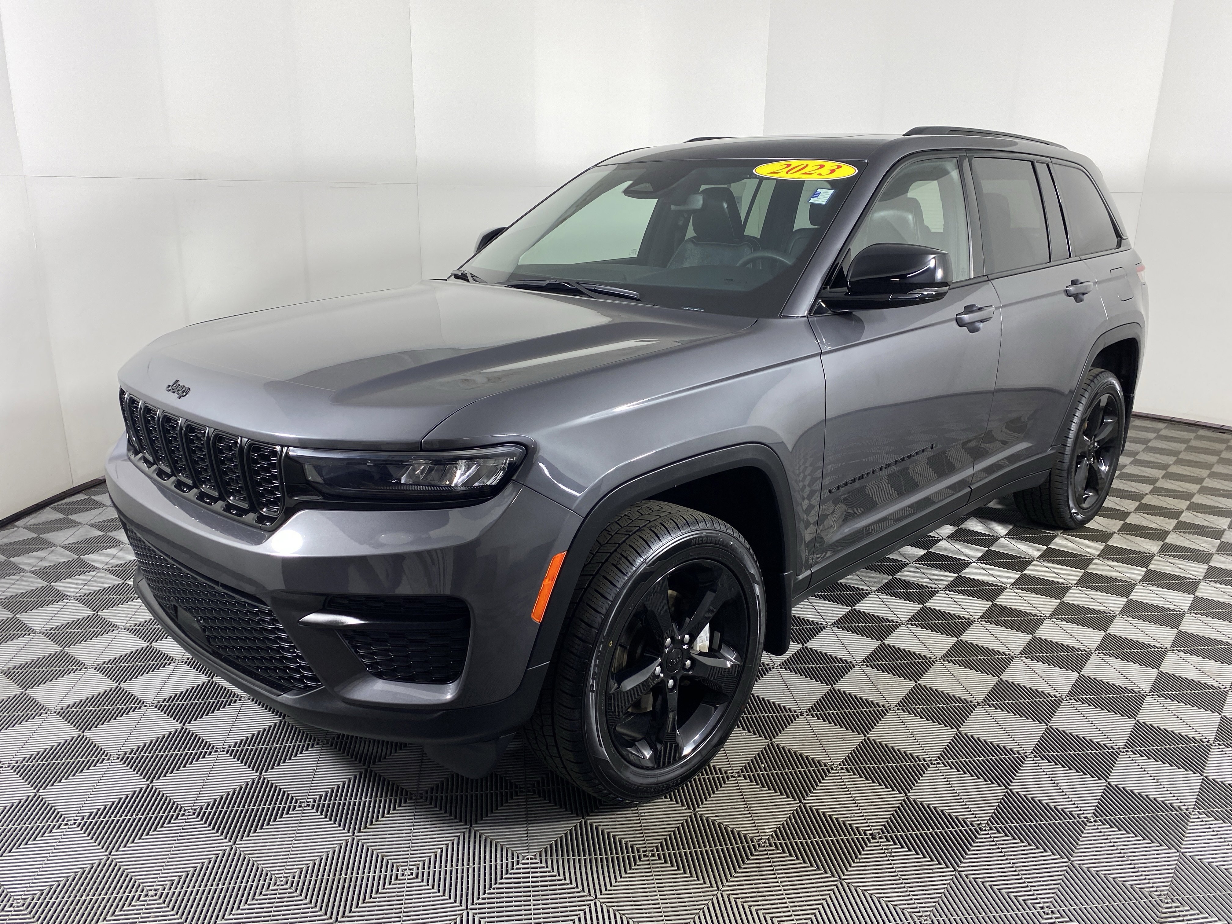 Used 2023 Jeep Grand Cherokee Altitude image 11