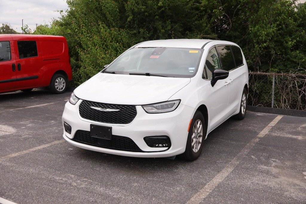 Used 2024 Chrysler Pacifica Touring-L FWD image 4