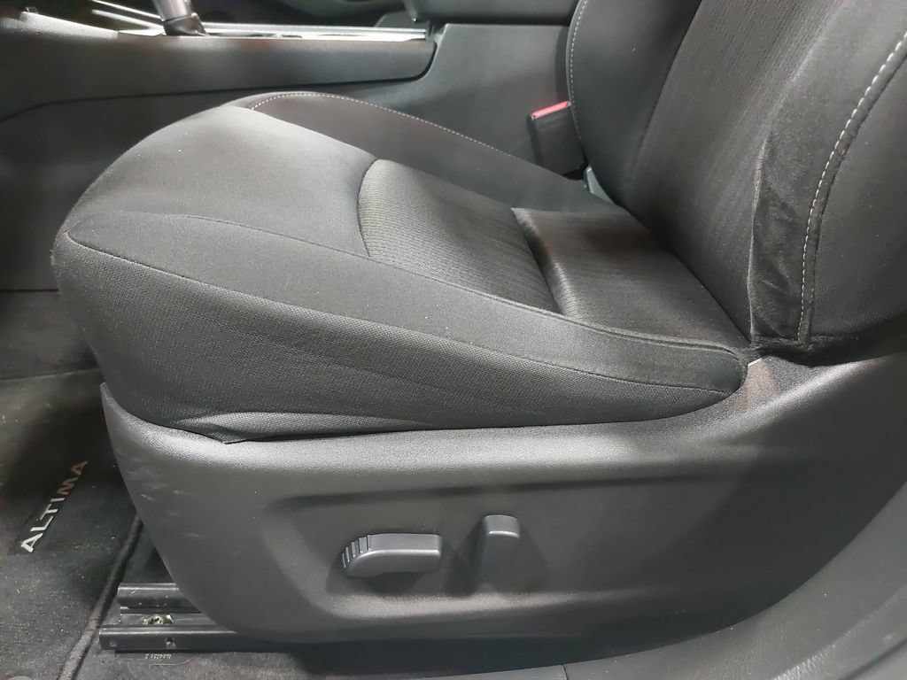 Used 2025 Nissan Altima 2.5 SV FWD image 29