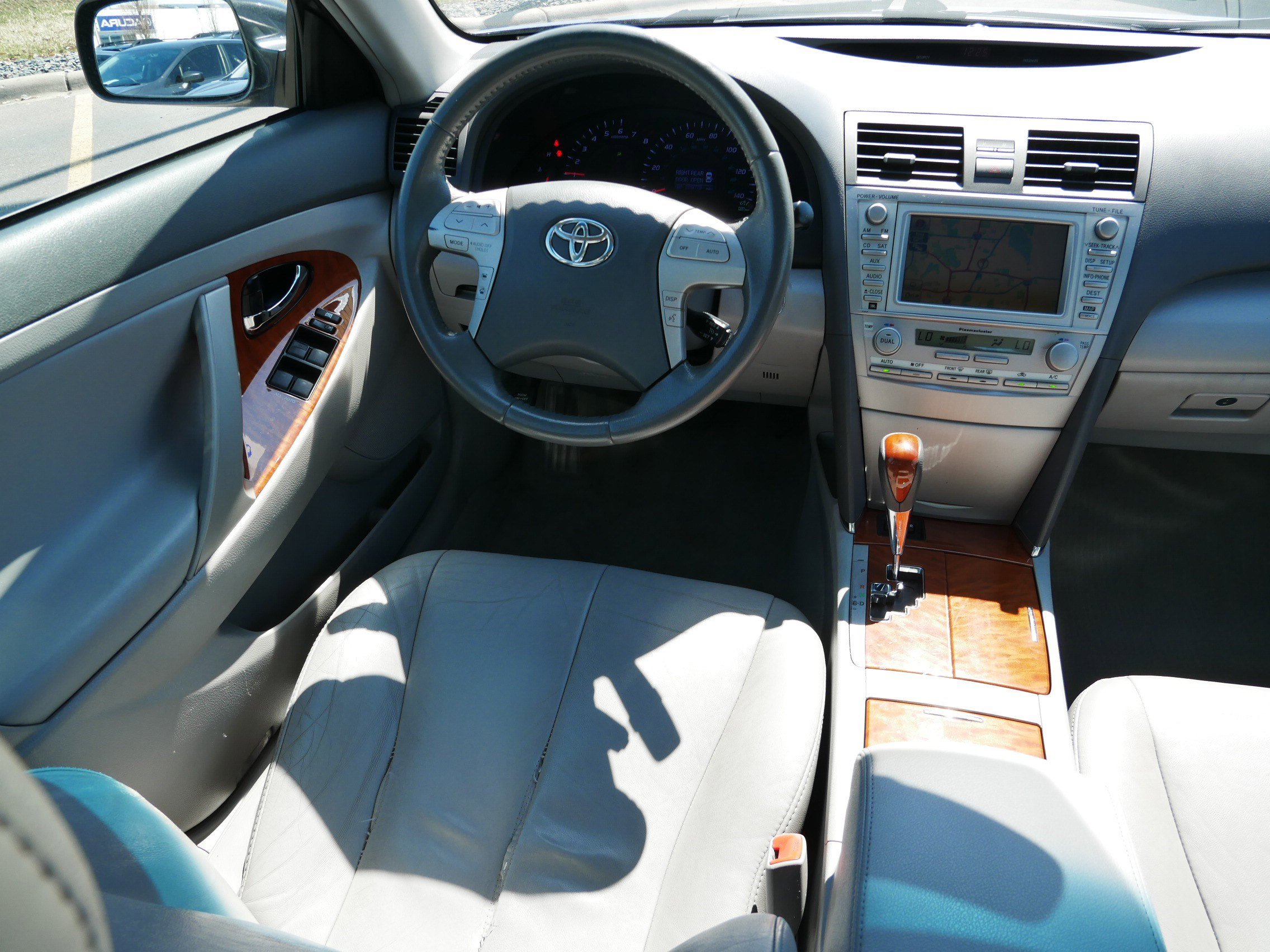 Used 2011 Toyota Camry XLE w/ SE/XLE Extra-Value Pkg image 9