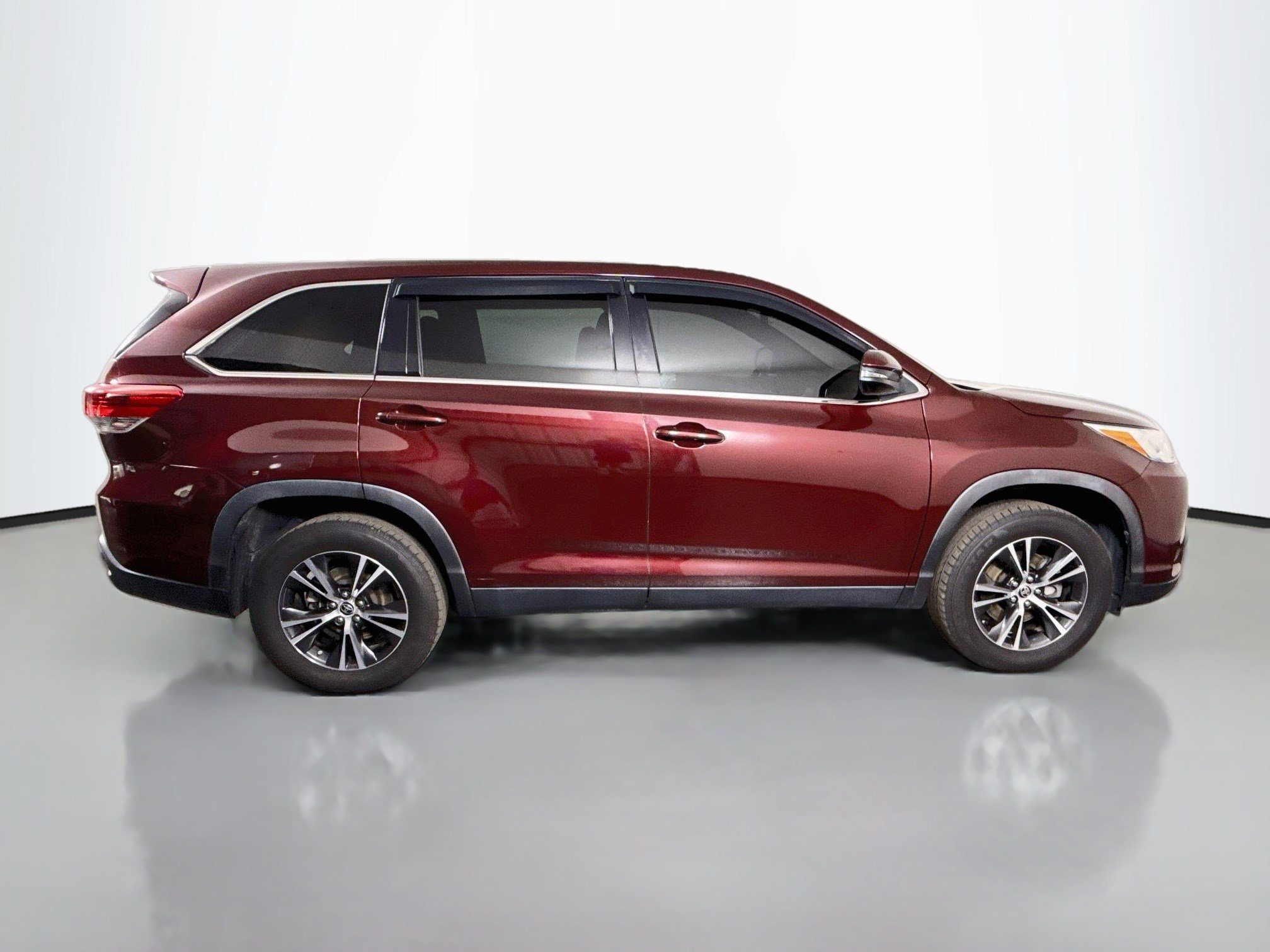 Used 2019 Toyota Highlander LE FWD image 11