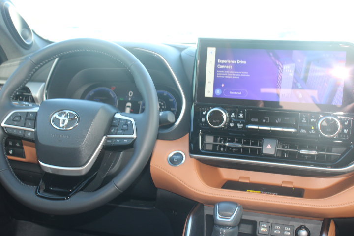 Certified 2025 Toyota Highlander Platinum AWD/4WD image 27