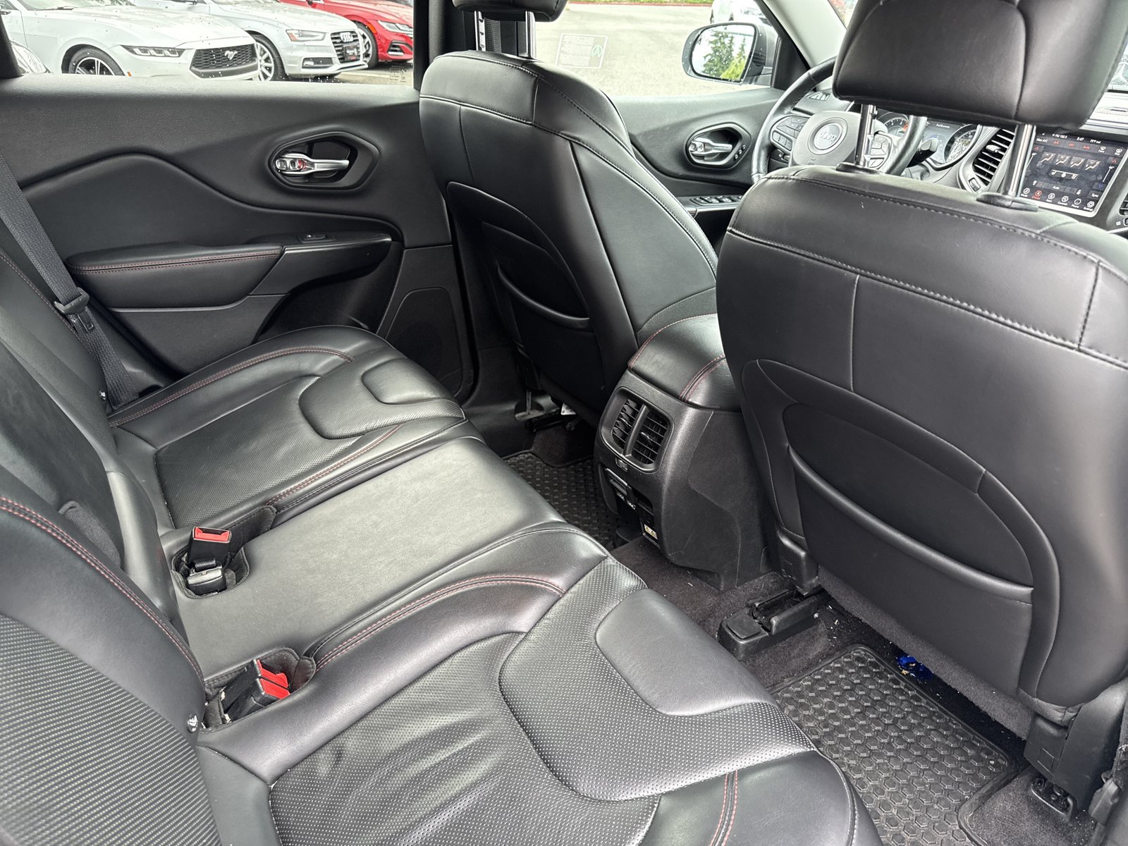 Used 2019 Jeep Cherokee Trailhawk AWD/4WD image 13