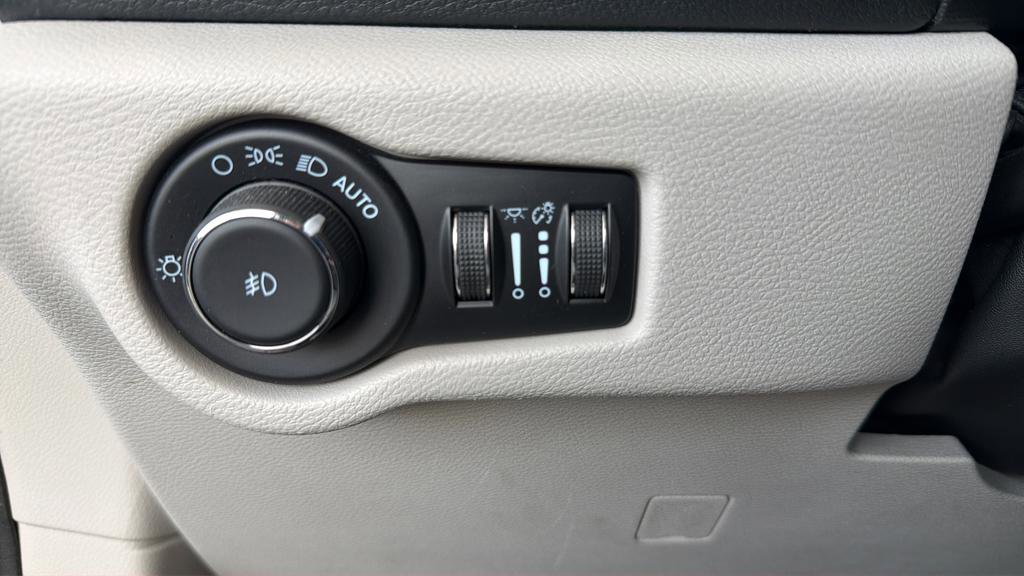 Used 2021 Chrysler Pacifica Limited w/ Uconnect Theater Family Group FWD image 28