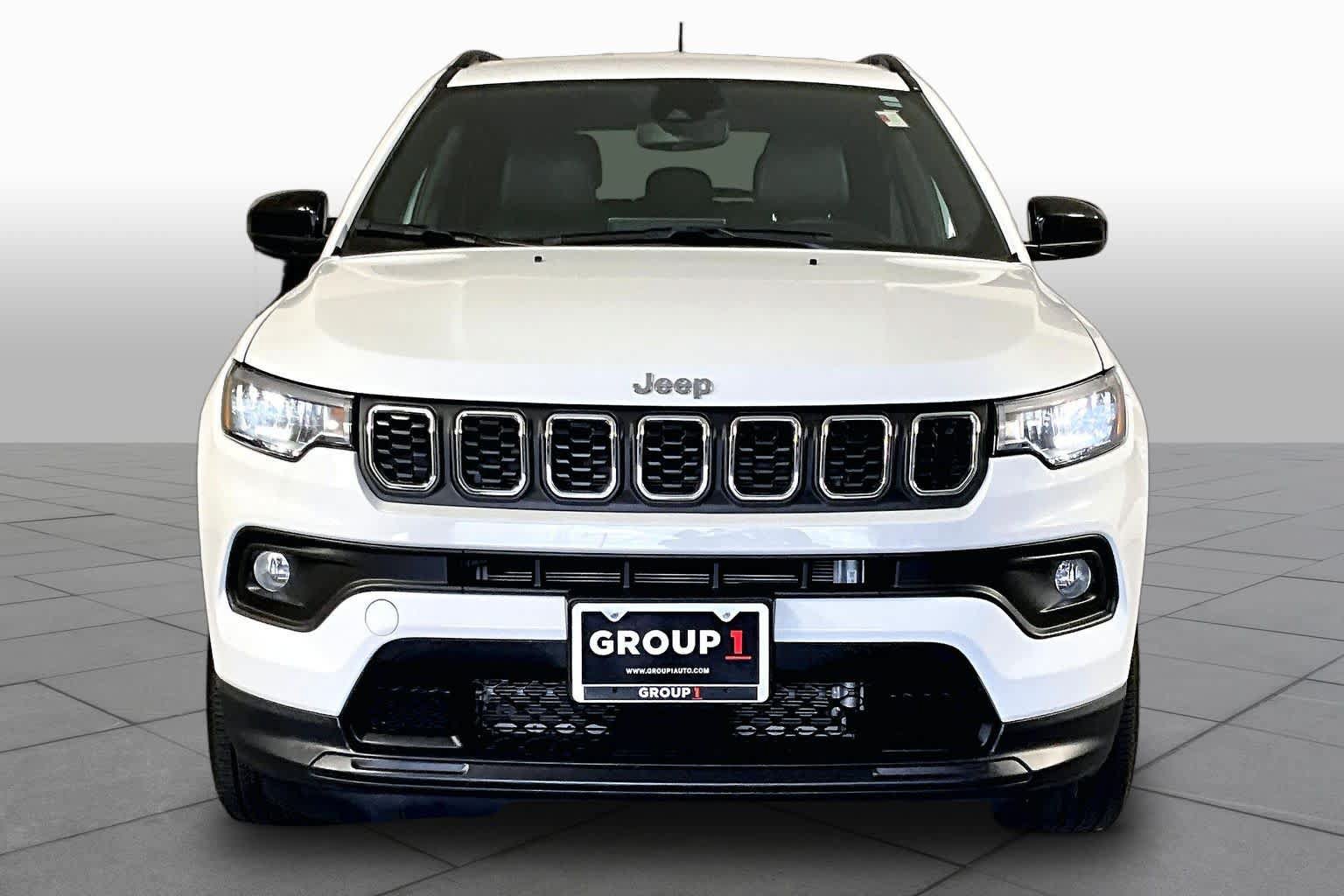 Used 2024 Jeep Compass Latitude AWD/4WD image 4