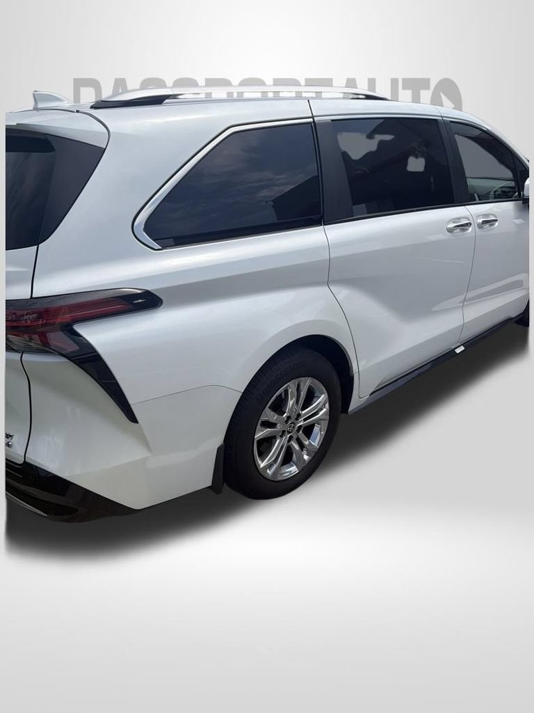 Used 2024 Toyota Sienna Platinum AWD/4WD image 4
