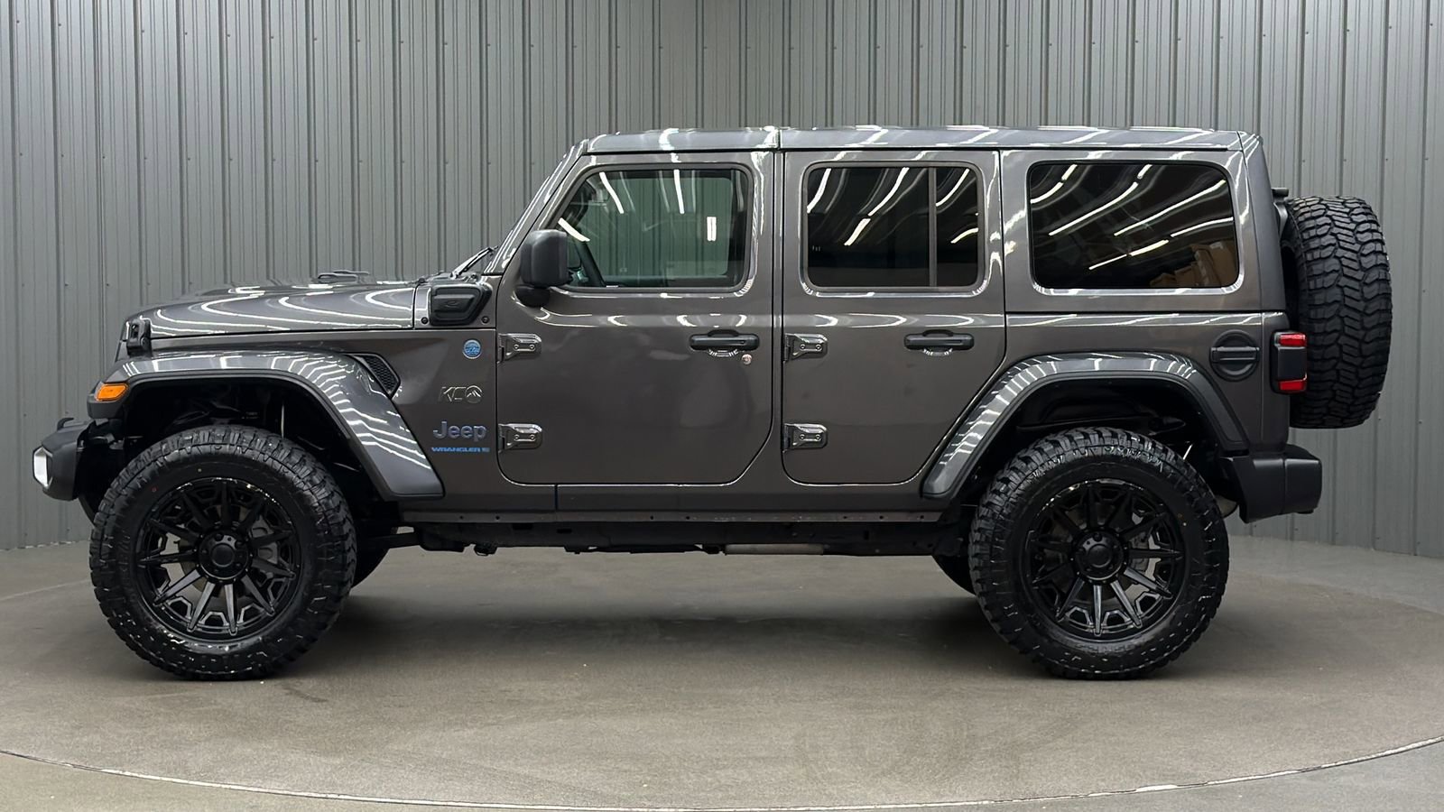 Used 2025 Jeep Wrangler Unlimited Sahara w/ Safety Group AWD/4WD image 2
