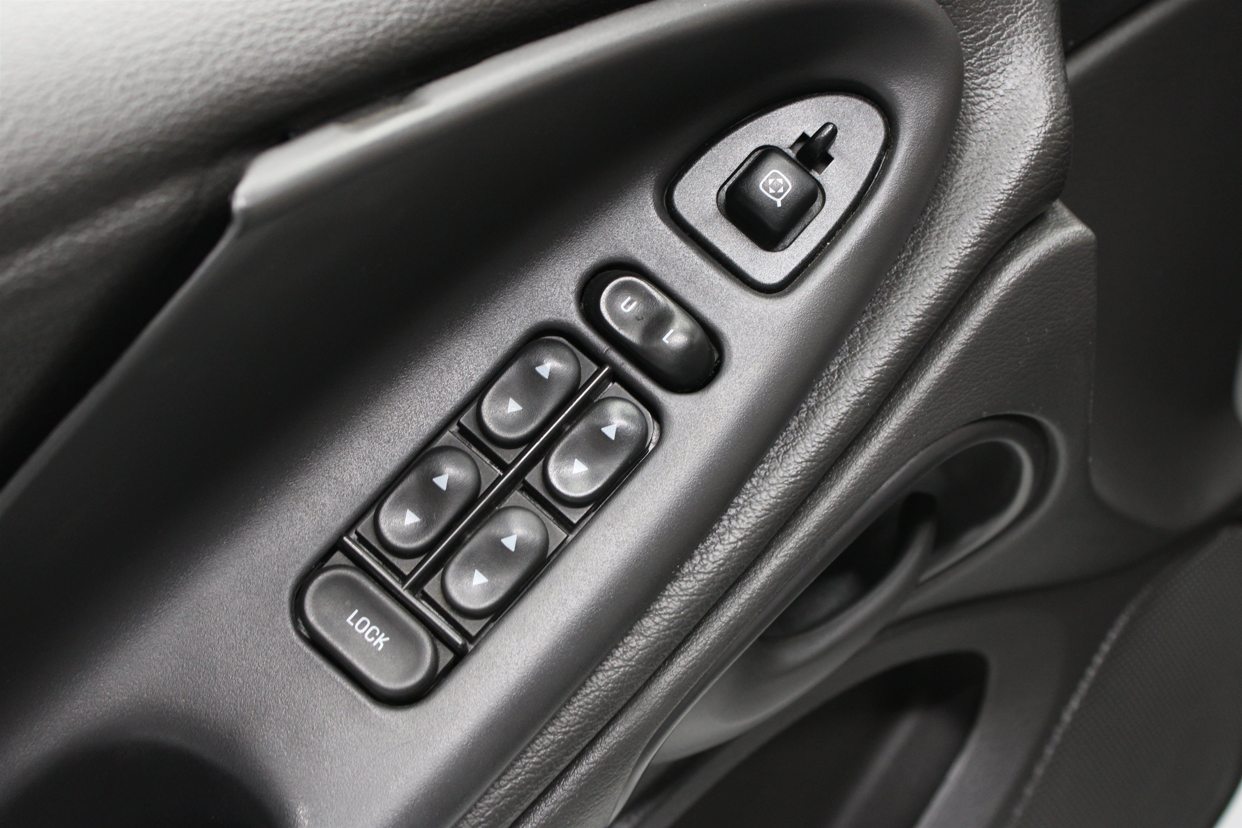 Used 2004 Ford Mustang Cobra RWD image 7