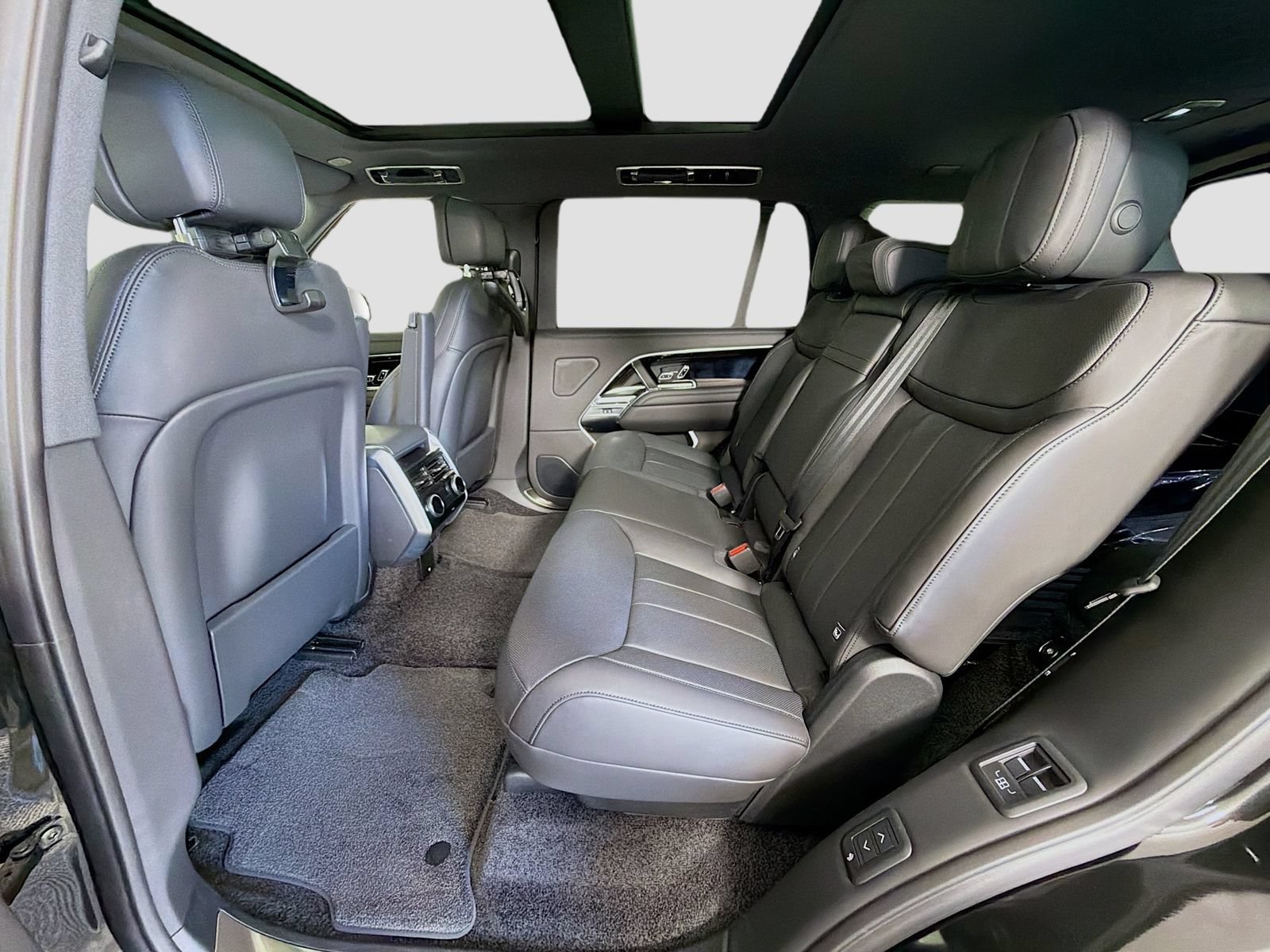 New 2026 Land Rover Range Rover Long Wheelbase SE AWD/4WD image 27
