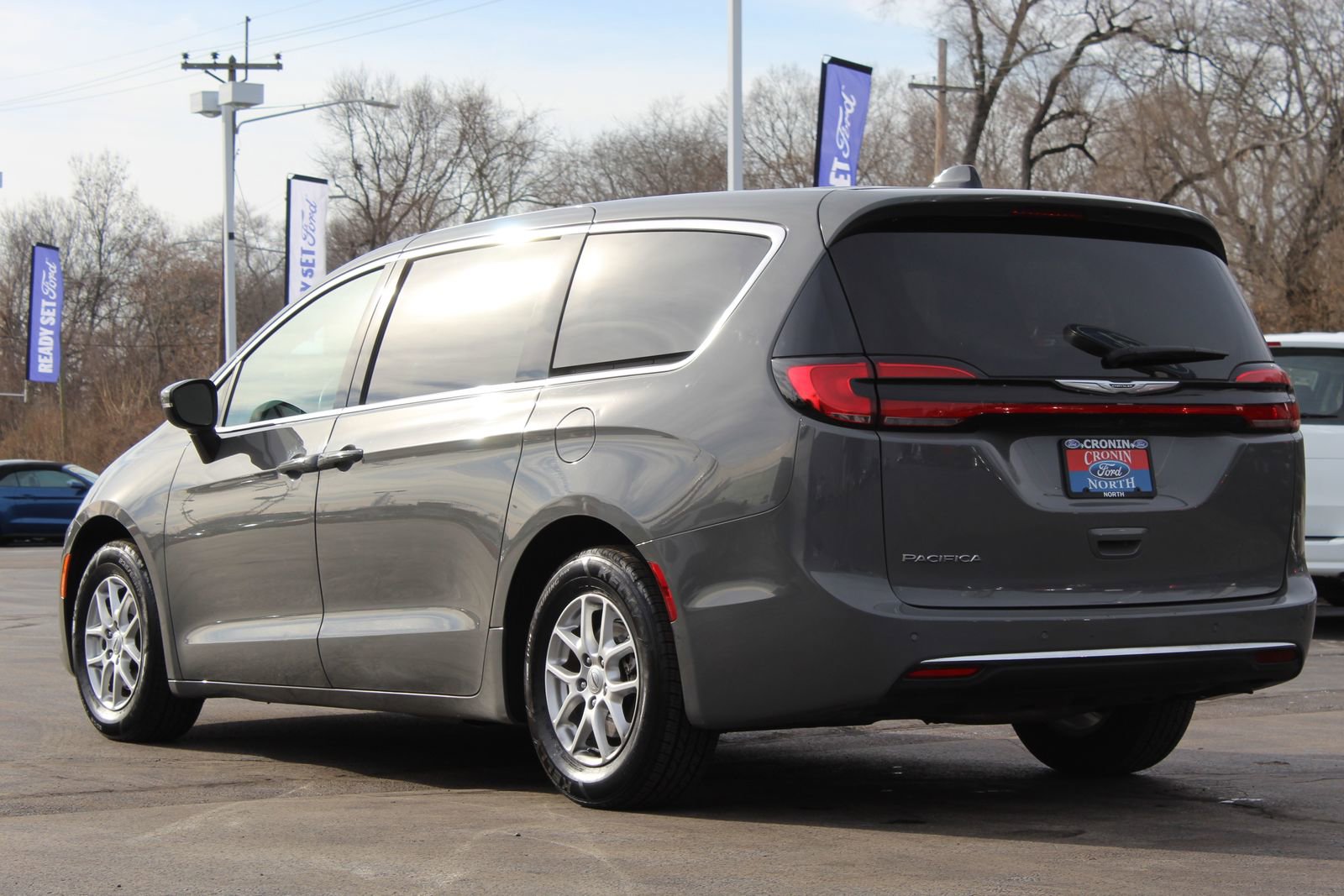 Used 2023 Chrysler Pacifica Touring-L image 5