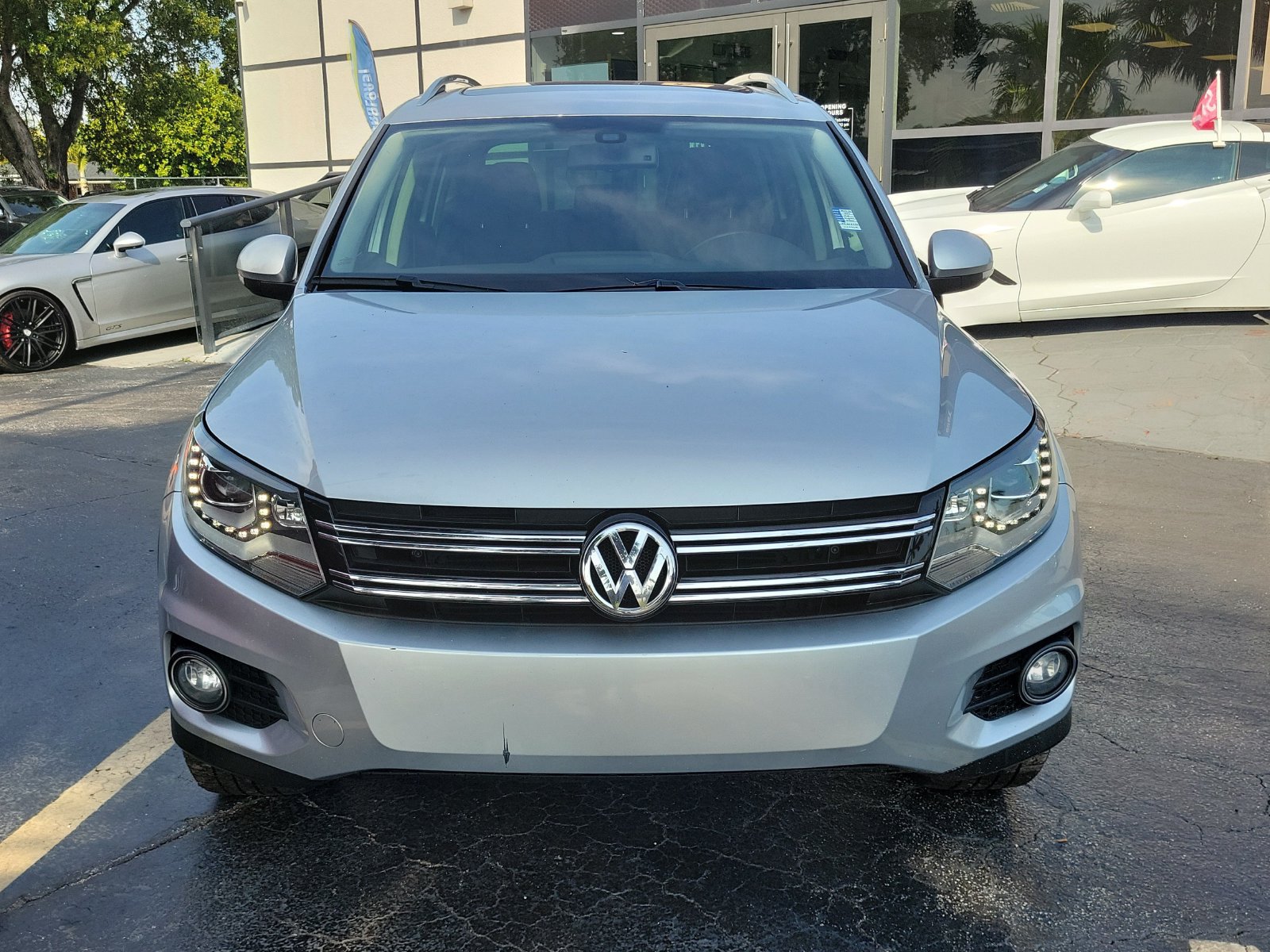 Used 2017 Volkswagen Tiguan SEL FWD image 2
