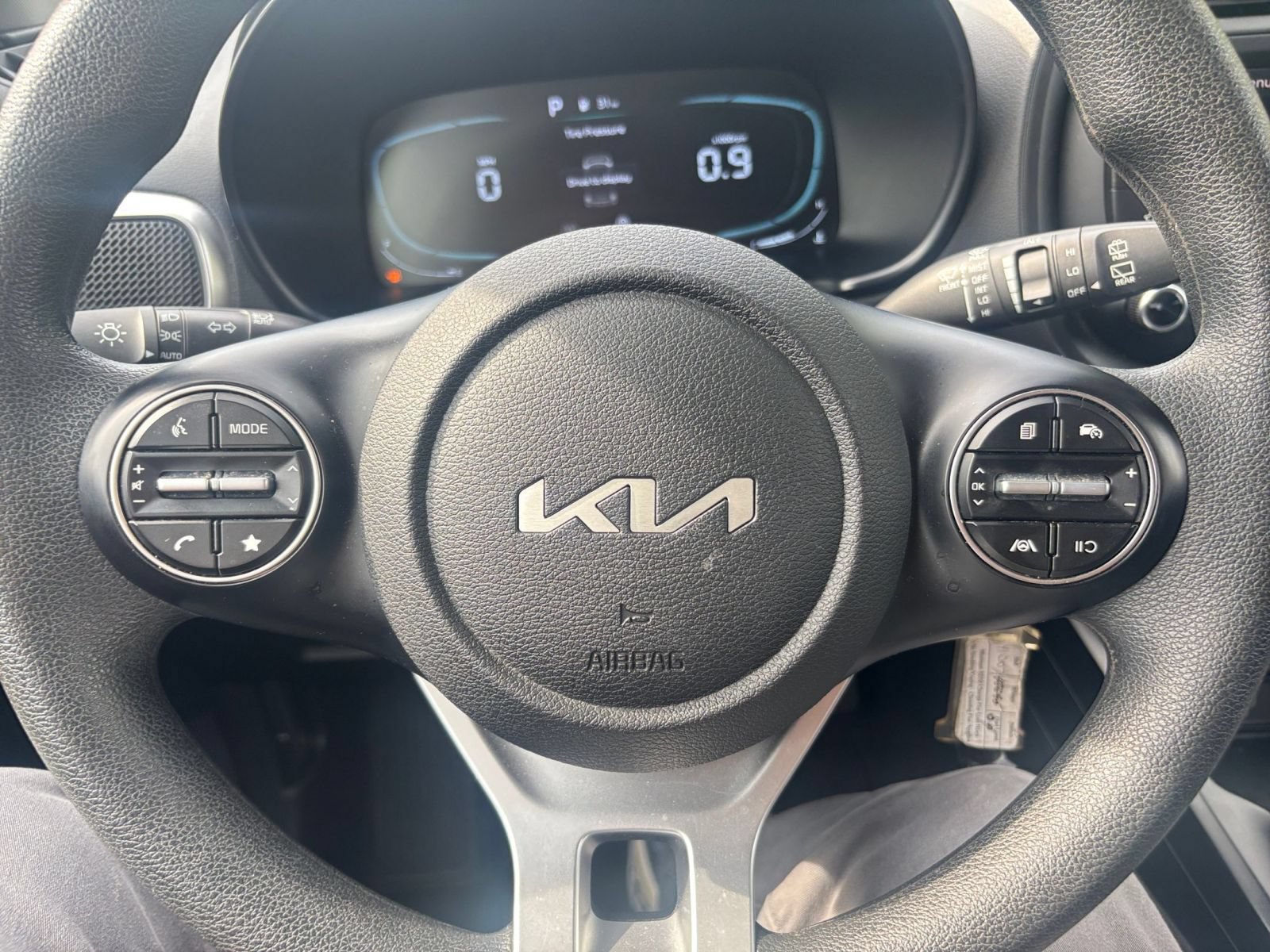 Used 2025 Kia Soul LX w/ LX Technology Package FWD image 25