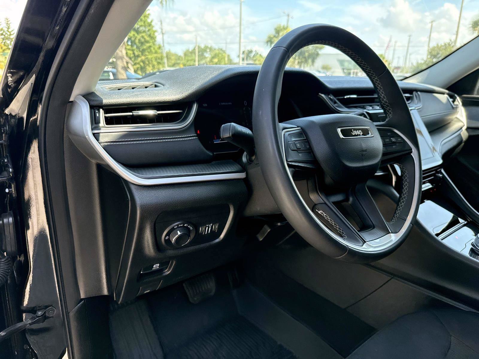 Used 2023 Jeep Grand Cherokee L Laredo AWD/4WD image 19