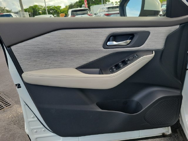 Used 2023 Nissan Rogue SV FWD image 14