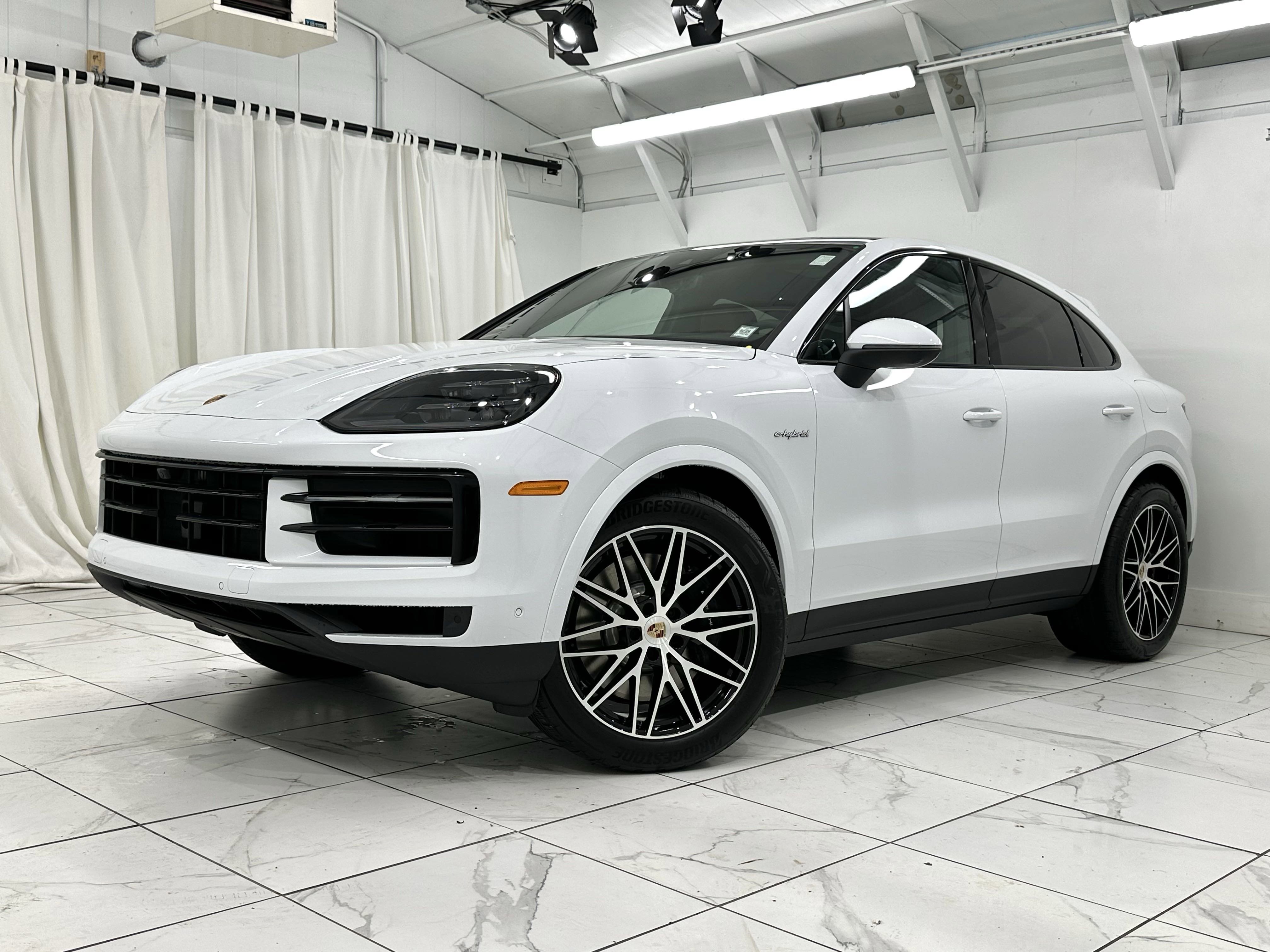 Certified 2025 Porsche Cayenne E-Hybrid image 1