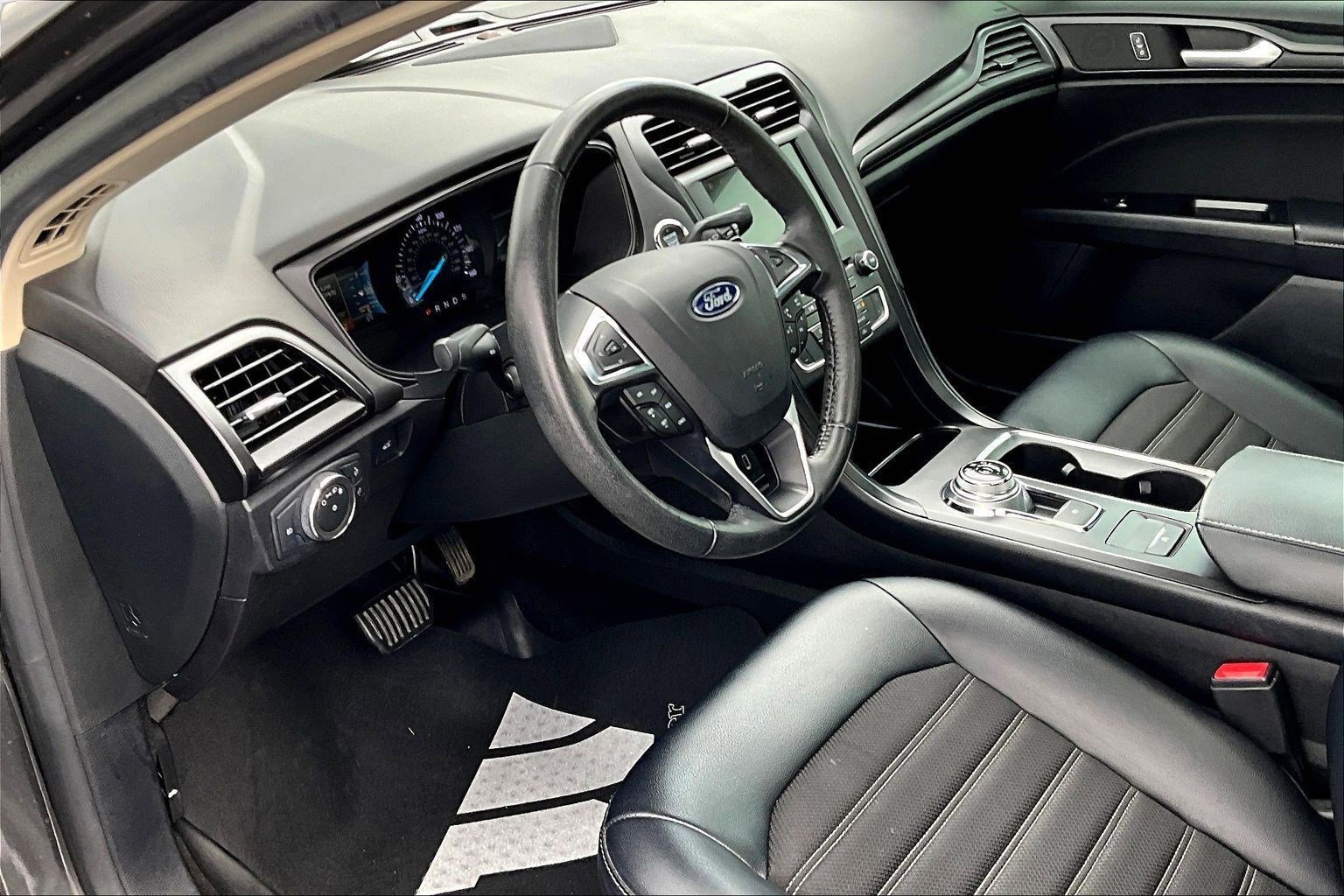 Used 2018 Ford Fusion SE w/ Equipment Group 201A FWD image 17