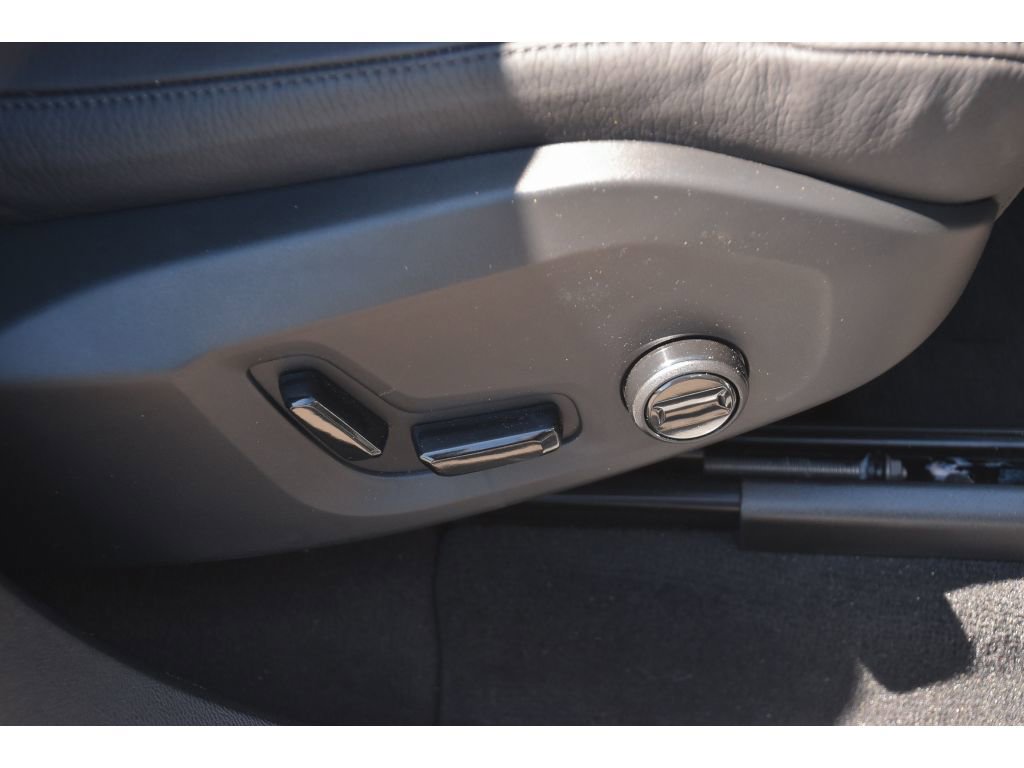 Certified 2025 Volvo XC60 B5 Plus w/ Protection Package Premier image 33