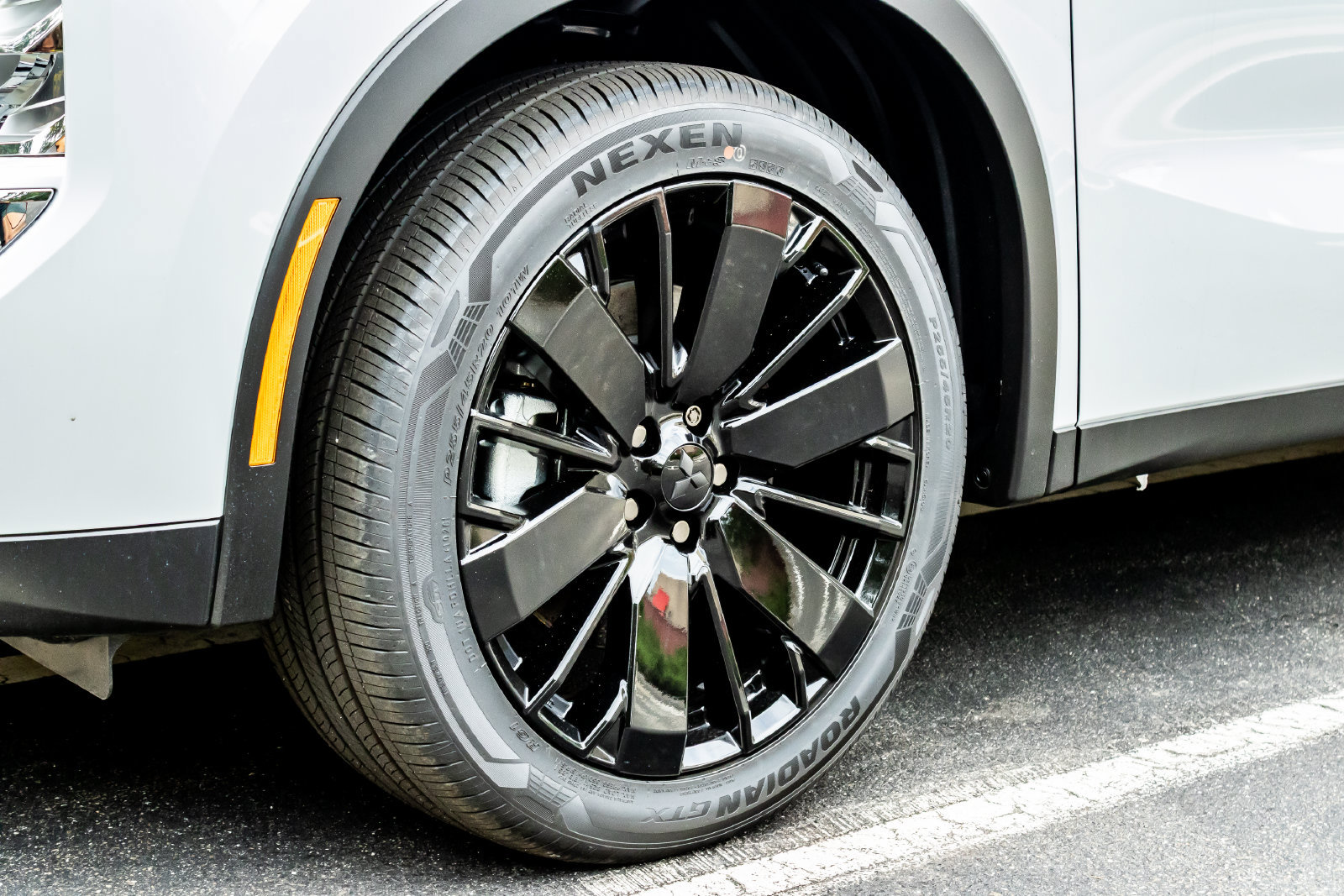 New 2026 Mitsubishi Outlander LE AWD/4WD image 11