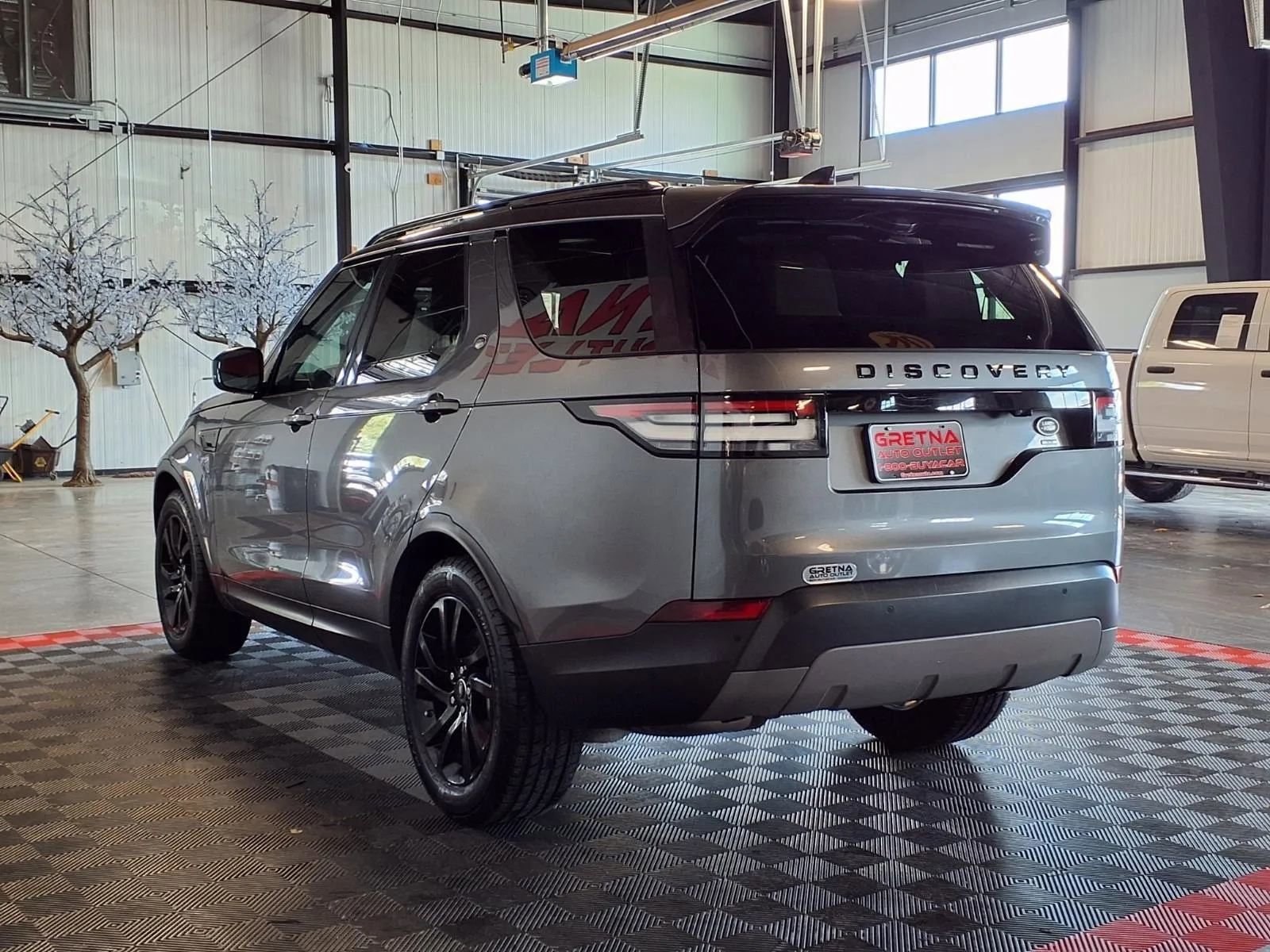 Used 2018 Land Rover Discovery SE image 4