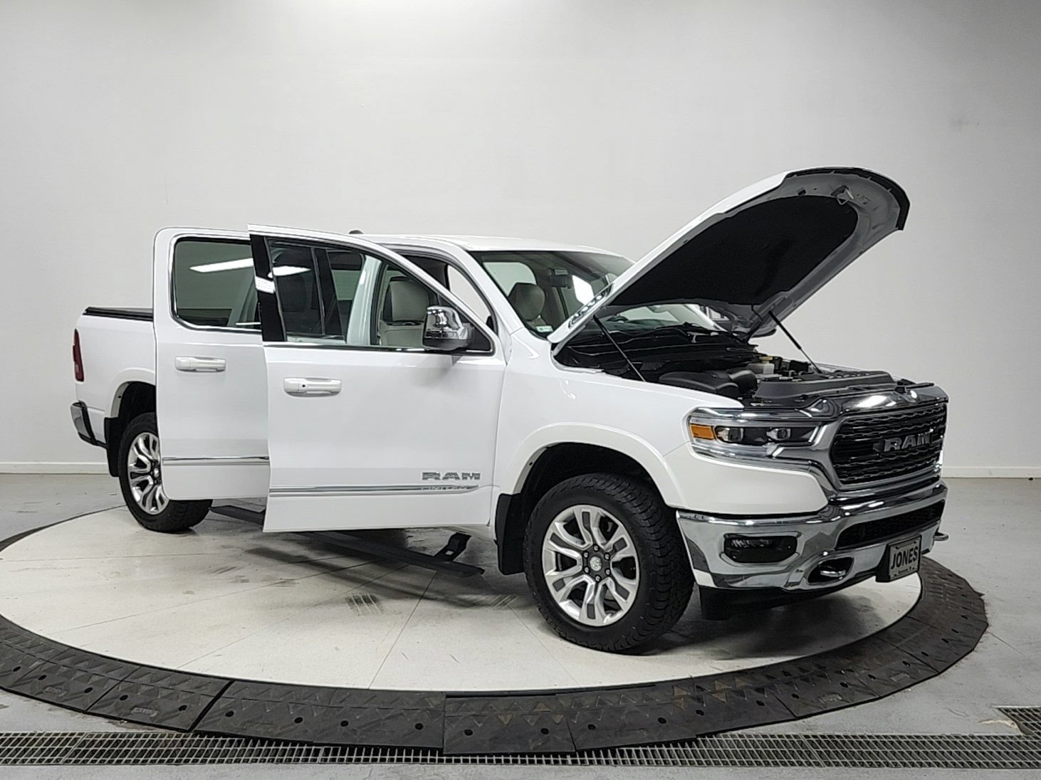 Used 2024 RAM 1500 Limited AWD/4WD image 9
