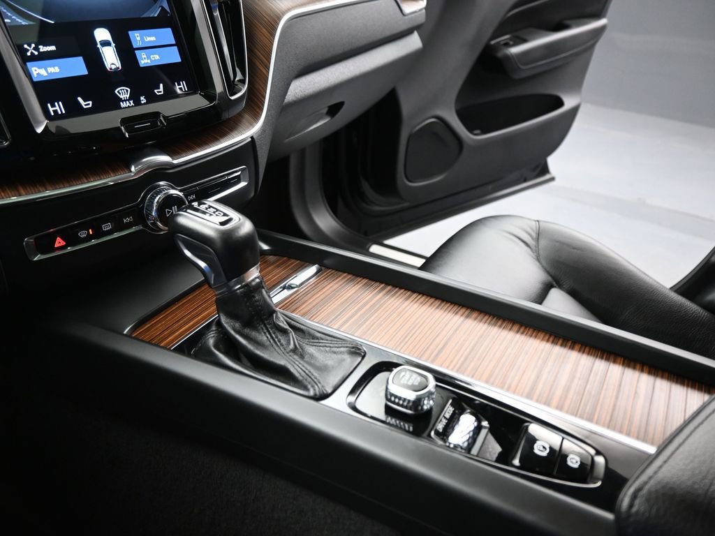 Used 2021 Volvo XC60 T5 Momentum w/ Premium Package image 14