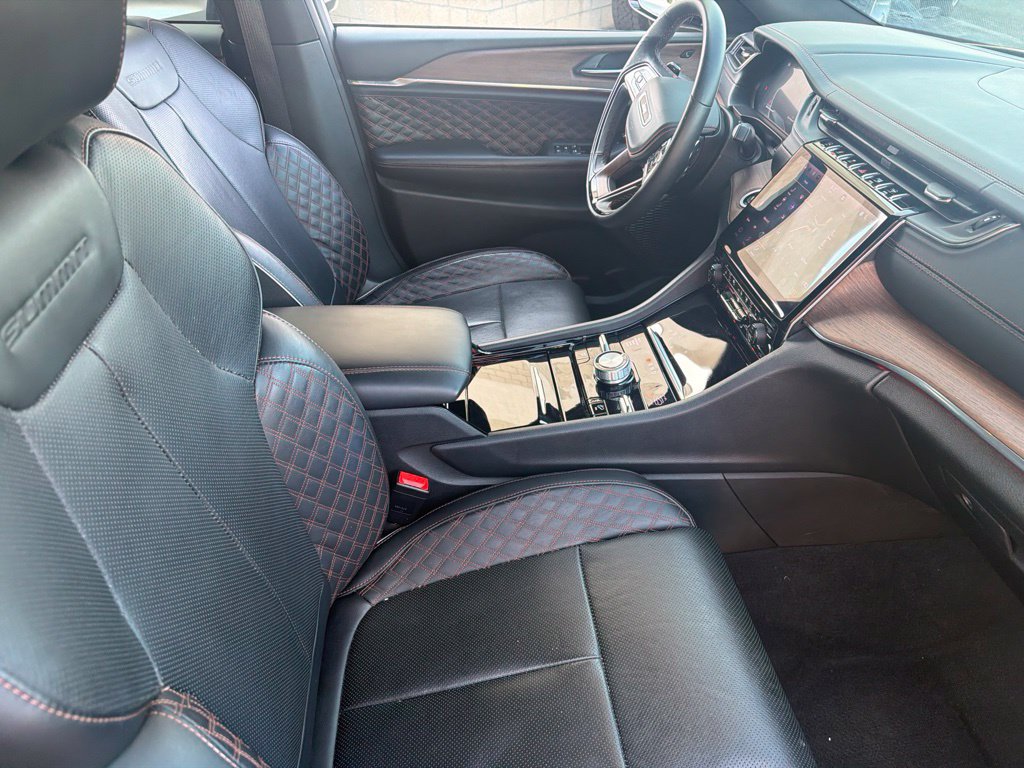 Used 2025 Jeep Grand Cherokee Summit w/ Obsidian Package AWD/4WD image 9