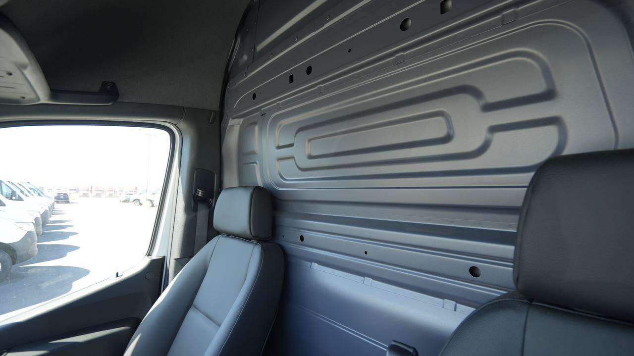 Used 2024 Mercedes-Benz Sprinter 2500 image 11