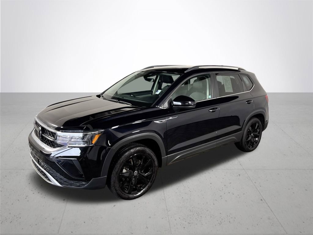 Used 2023 Volkswagen Taos SE w/ Panoramic Sunroof Package image 2