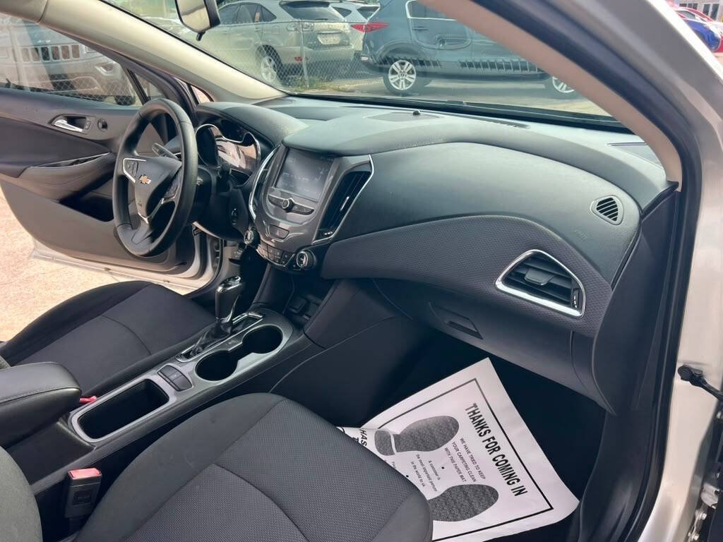Used 2018 Chevrolet Cruze LT w/ Convenience Package FWD image 9