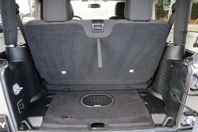 Used 2018 Jeep Wrangler Sahara w/ Connectivity Group image 10