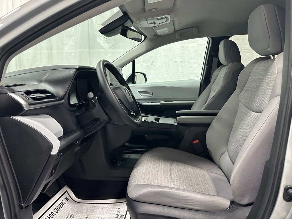 Used 2025 Toyota Sienna LE FWD image 14