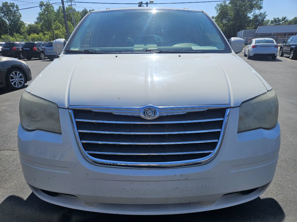 Used 2009 Chrysler Town & Country Touring FWD image 4