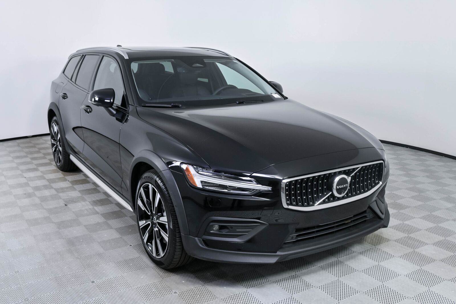 Certified 2025 Volvo V60 B5 Cross Country Ultra AWD/4WD image 25