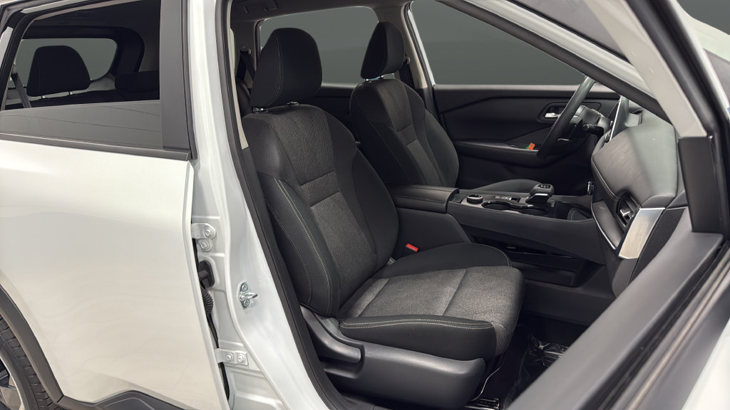 Used 2024 Nissan Rogue SV AWD/4WD image 23
