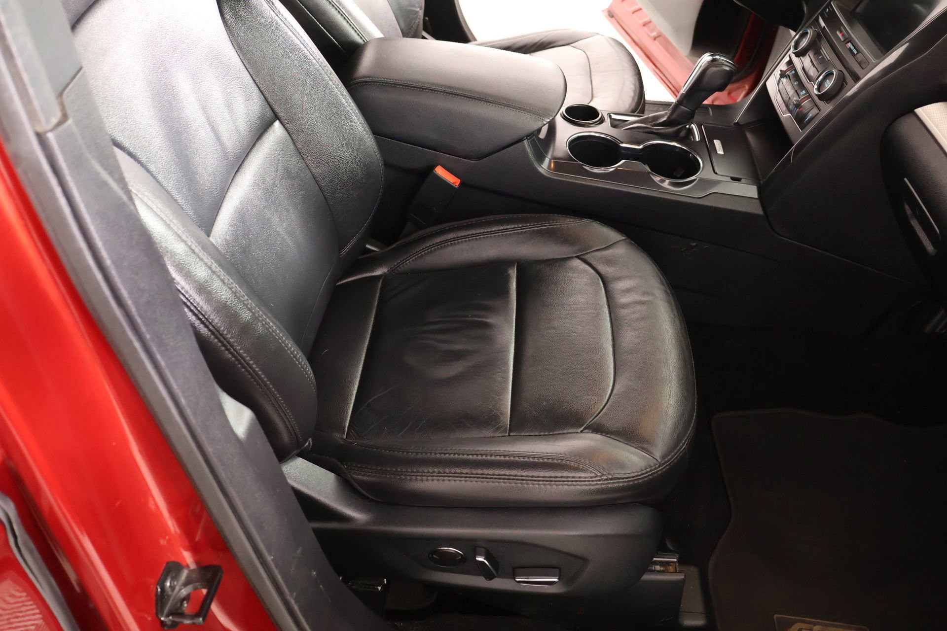 Used 2018 Ford Explorer XLT w/ Equipment Group 202A image 15