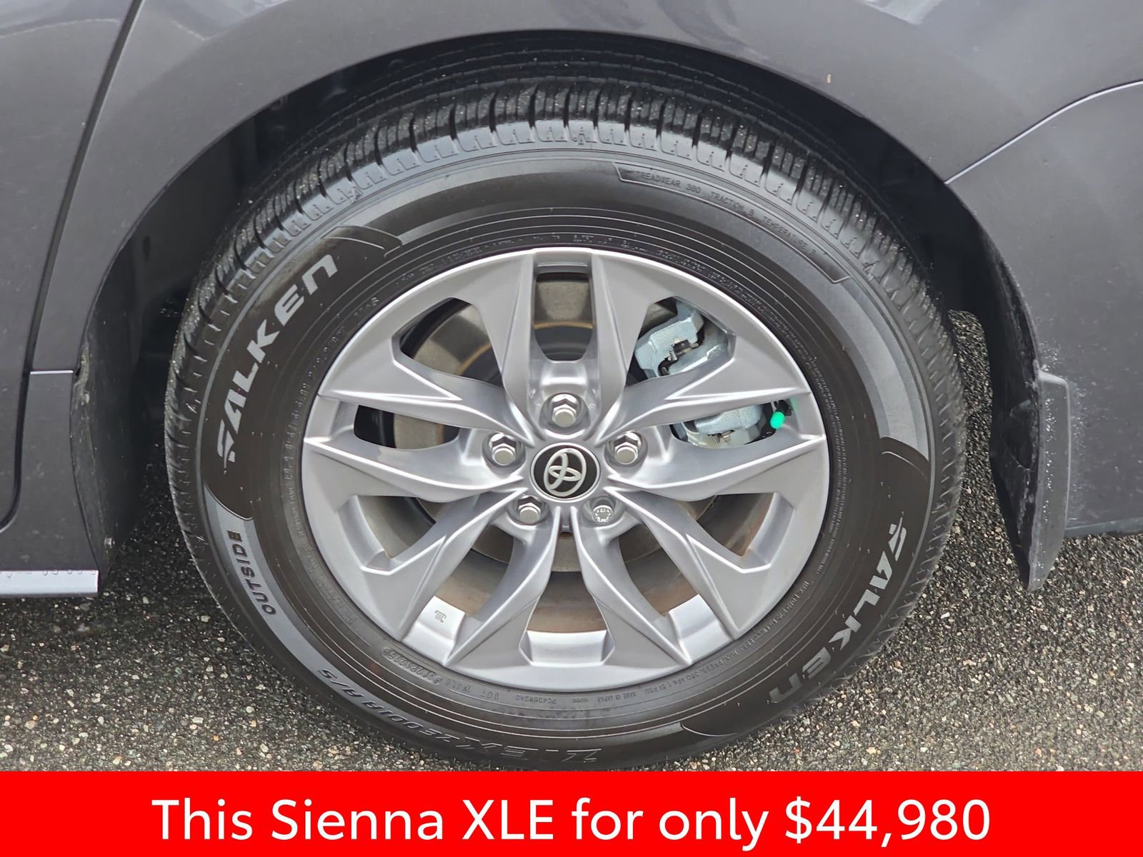 Used 2025 Toyota Sienna XLE image 42