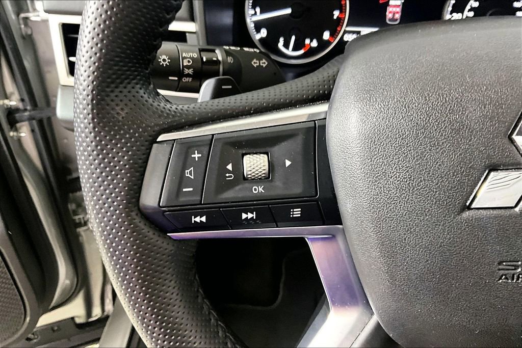 Used 2025 Mitsubishi Outlander SE image 14