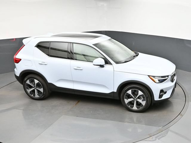 Used 2025 Volvo XC40 B5 Plus AWD/4WD image 18