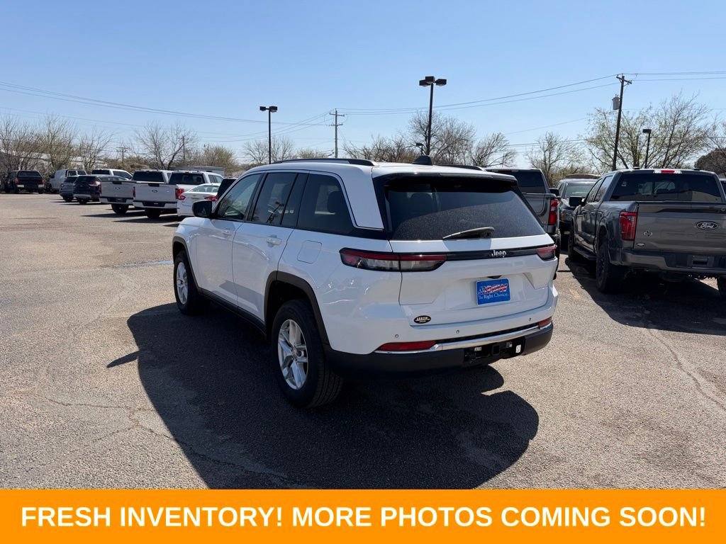 Used 2023 Jeep Grand Cherokee Laredo image 4