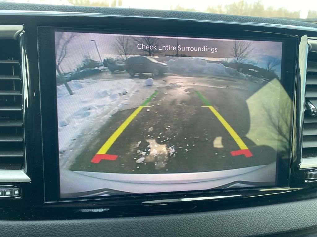 Used 2024 Chrysler Pacifica Touring-L image 19