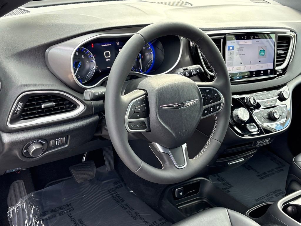 Used 2025 Chrysler Voyager LX image 10