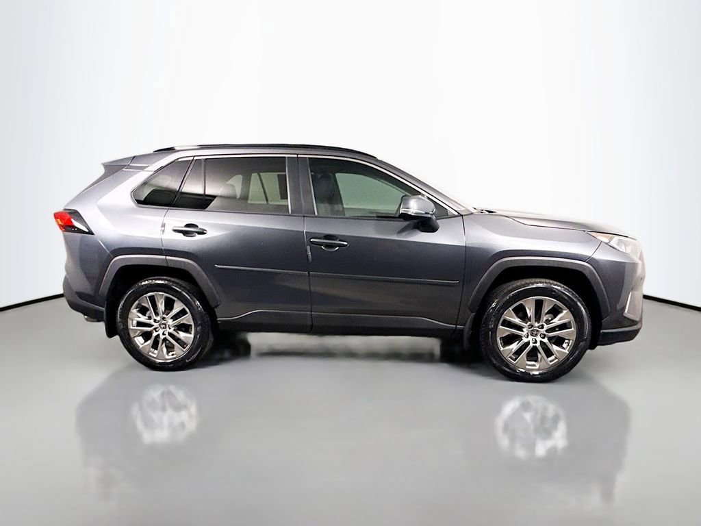 Used 2021 Toyota RAV4 XLE Premium image 8