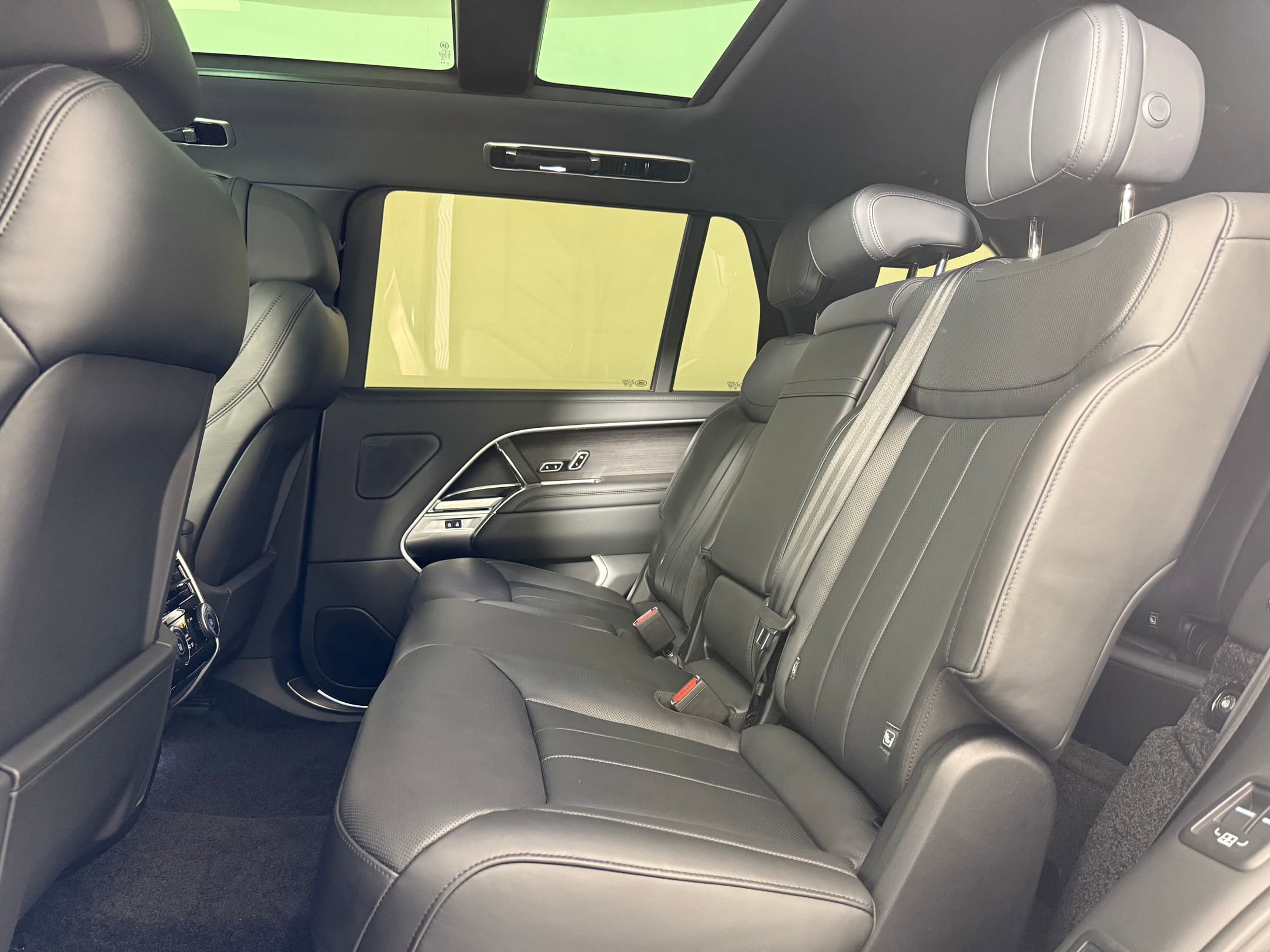 Used 2025 Land Rover Range Rover Long Wheelbase SE image 14