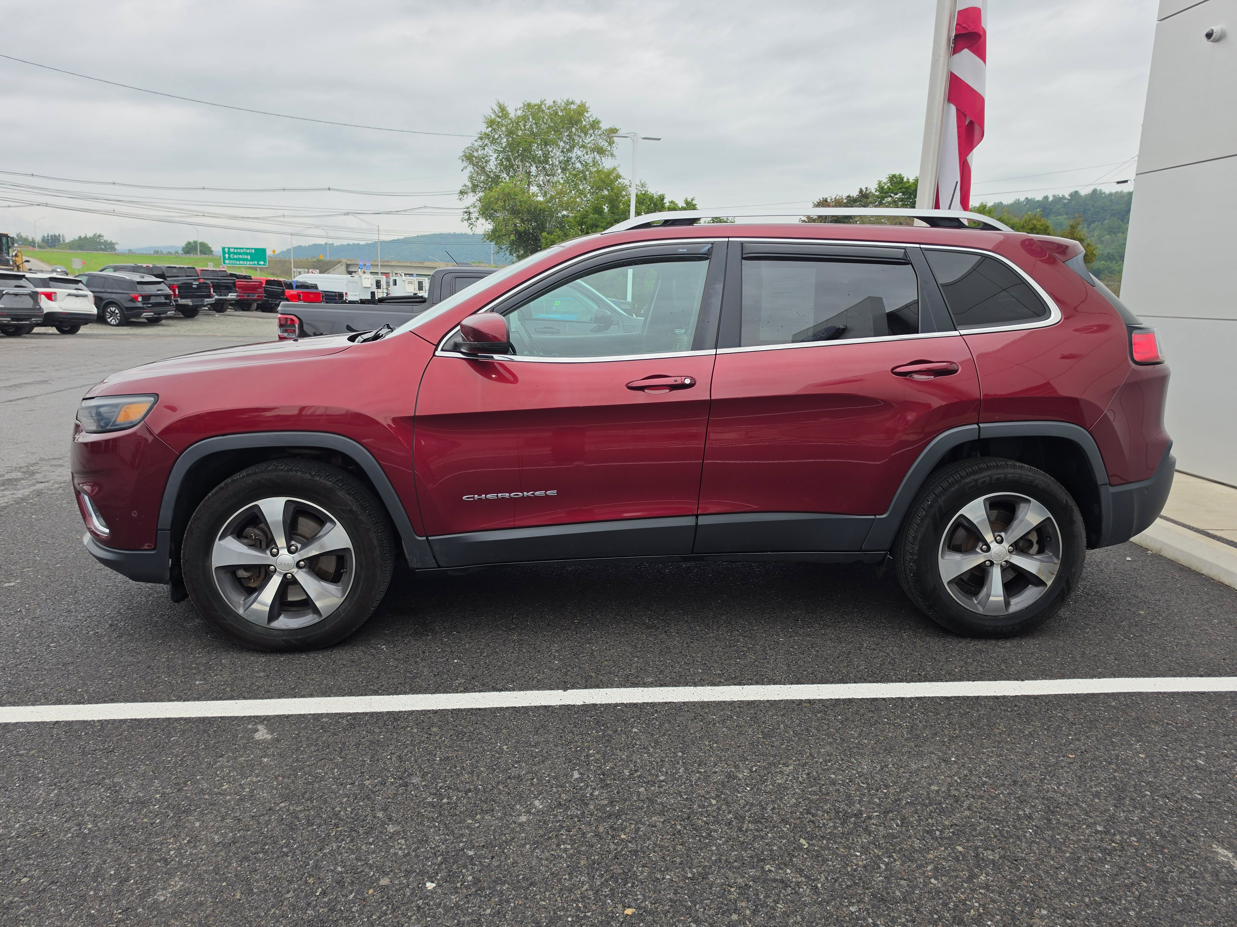 Used 2019 Jeep Cherokee Limited w/ Luxury Group AWD/4WD image 7