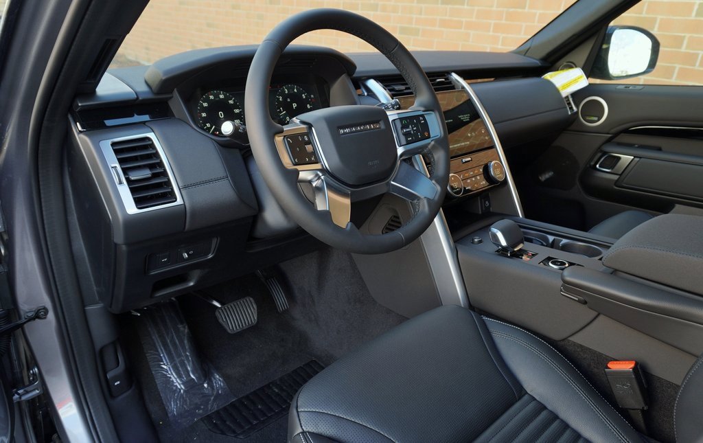 New 2025 Land Rover Discovery S image 13
